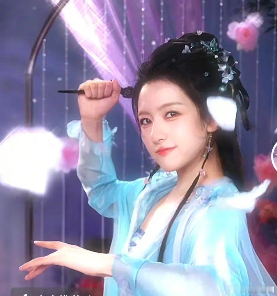 李兰迪在这么厚的美颜滤镜下依旧很普​​​
