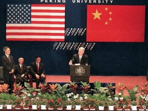 1998年，克林顿访华，全程直播，7位北大学生提问，个个尖锐直击要害当时，