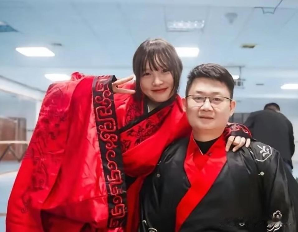 2008年5月12日，22岁的济南军区侦察兵梁智斌在北川中学废墟中徒手刨出10岁