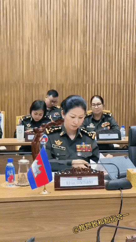 柬埔寨最漂亮的女将军出来了，她参加柬埔寨与泰国冲突的军事会议，从一个秘书干起来的
