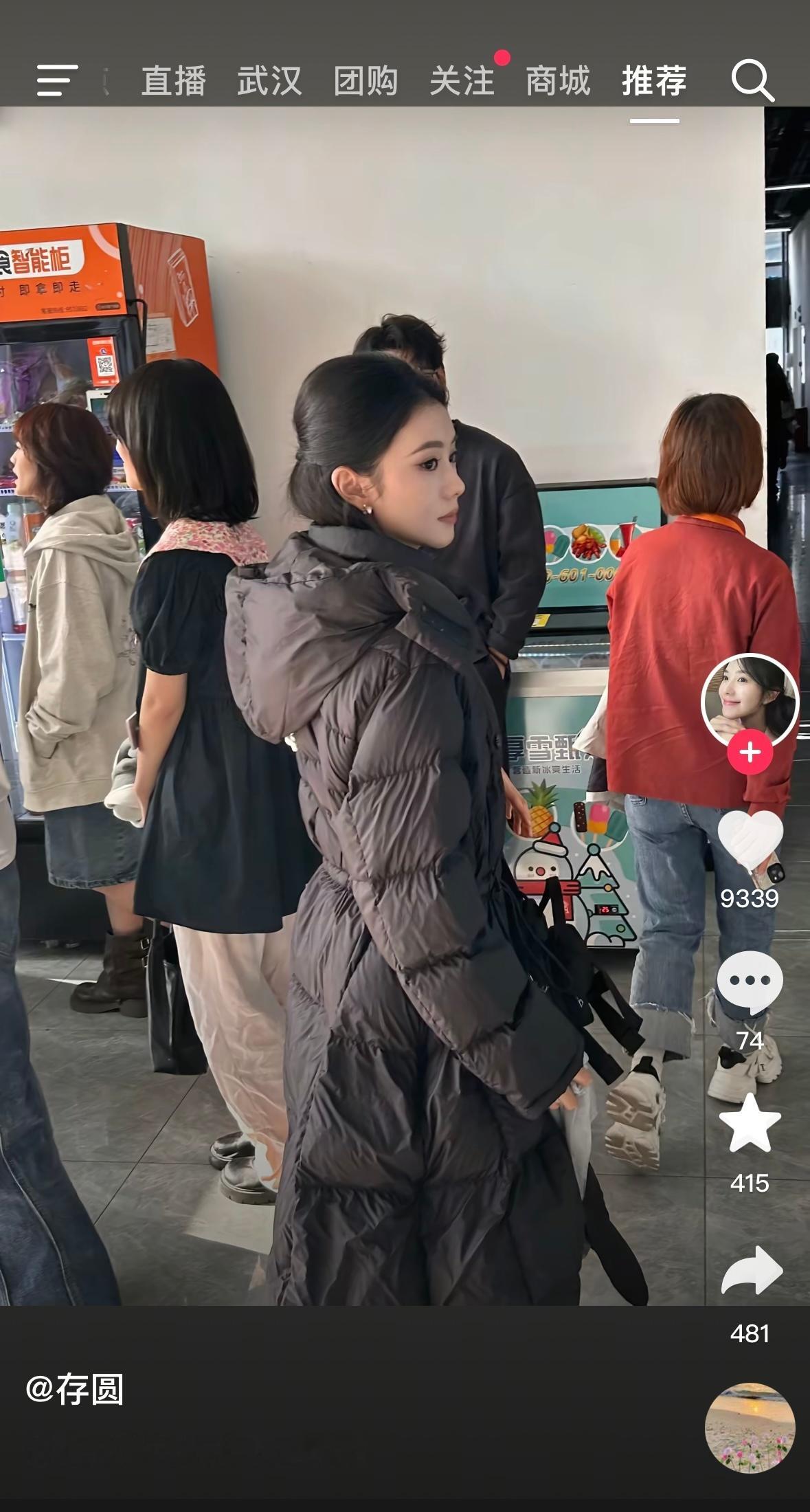 把羽绒服穿成礼服了女神就这样轻轻的超越了权威….​​​