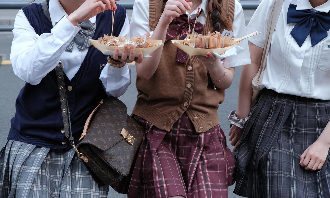 ·又一条灰色产业链曝光：低成本话术批量敛财，成年人被精准收割最近一种叫“崩老