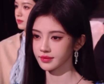 鞠婧祎的3秒憋笑引发了全网热议！这背后的原因不仅因为其反差萌，更是因为她与老东家