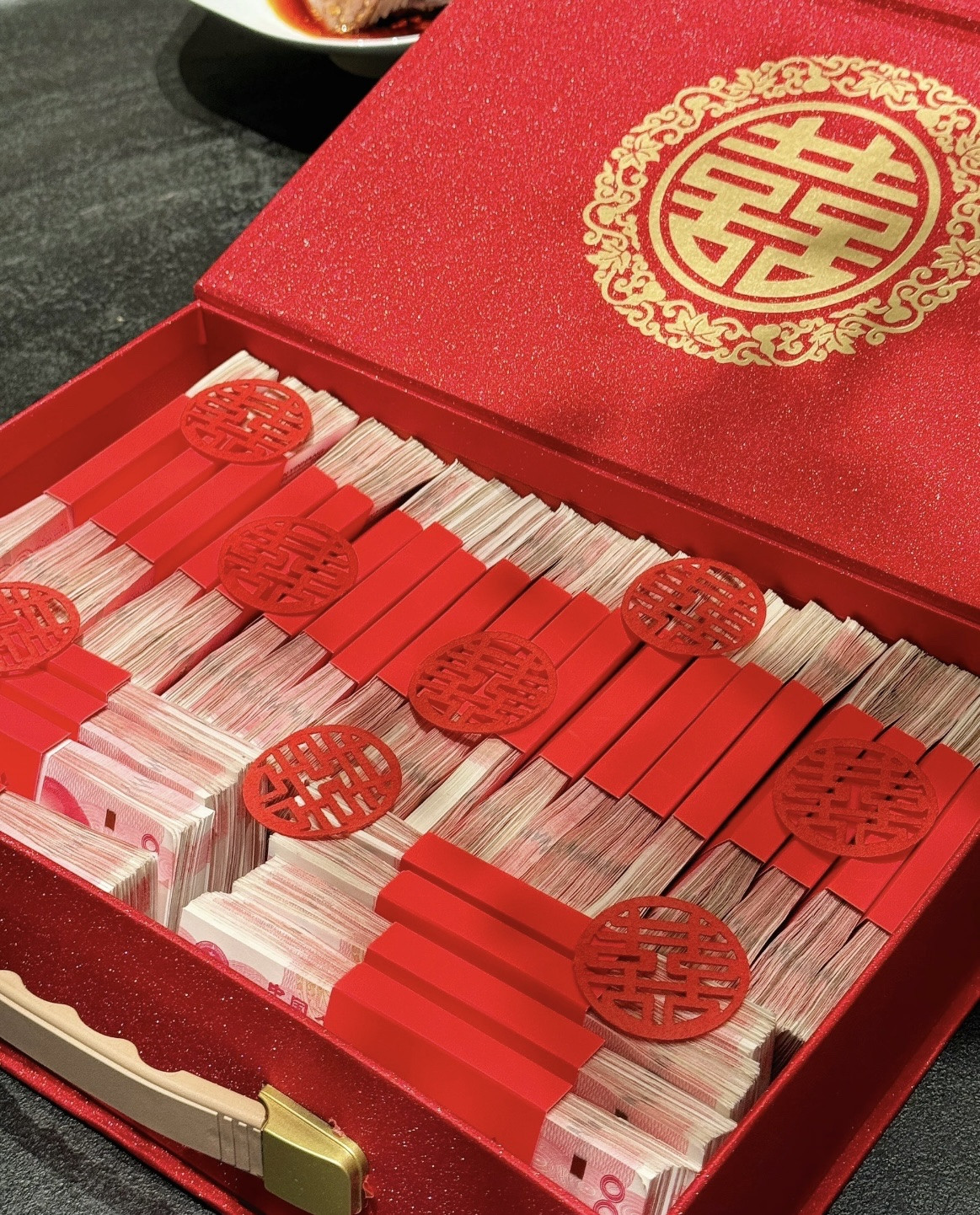 我女儿订婚时，我们没提要求，男方主动给了28万彩礼，我回了28万，本想她结婚时再
