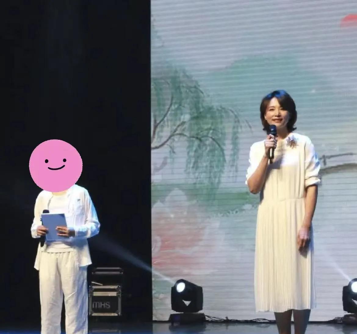 董卿太让人意外了！她作为普通家长参加11岁儿子的学校活动，董卿再次拿起话筒和儿