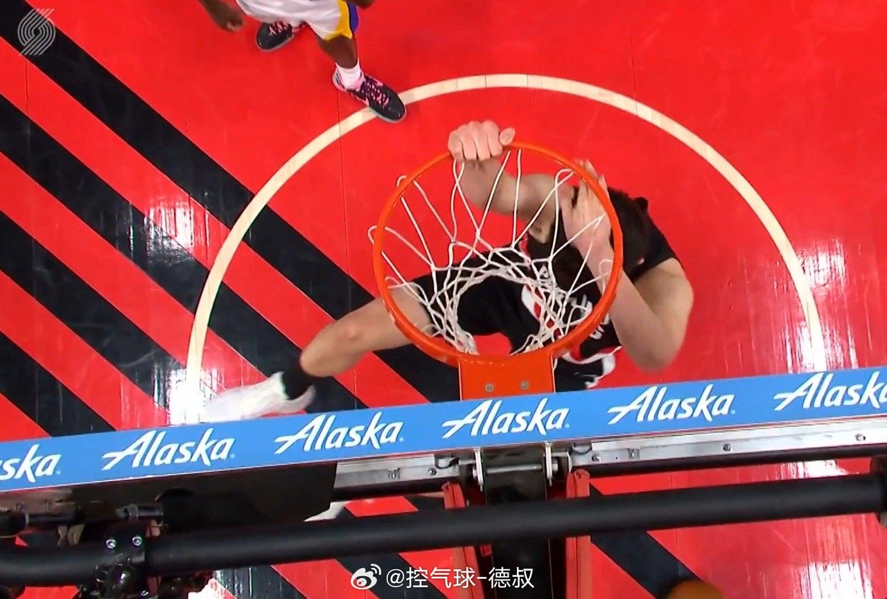 漂亮的配合！韦斯利用节奏晃晕防守，阅读防守后送出助攻，杨瀚森旱地拔葱，双手暴扣强