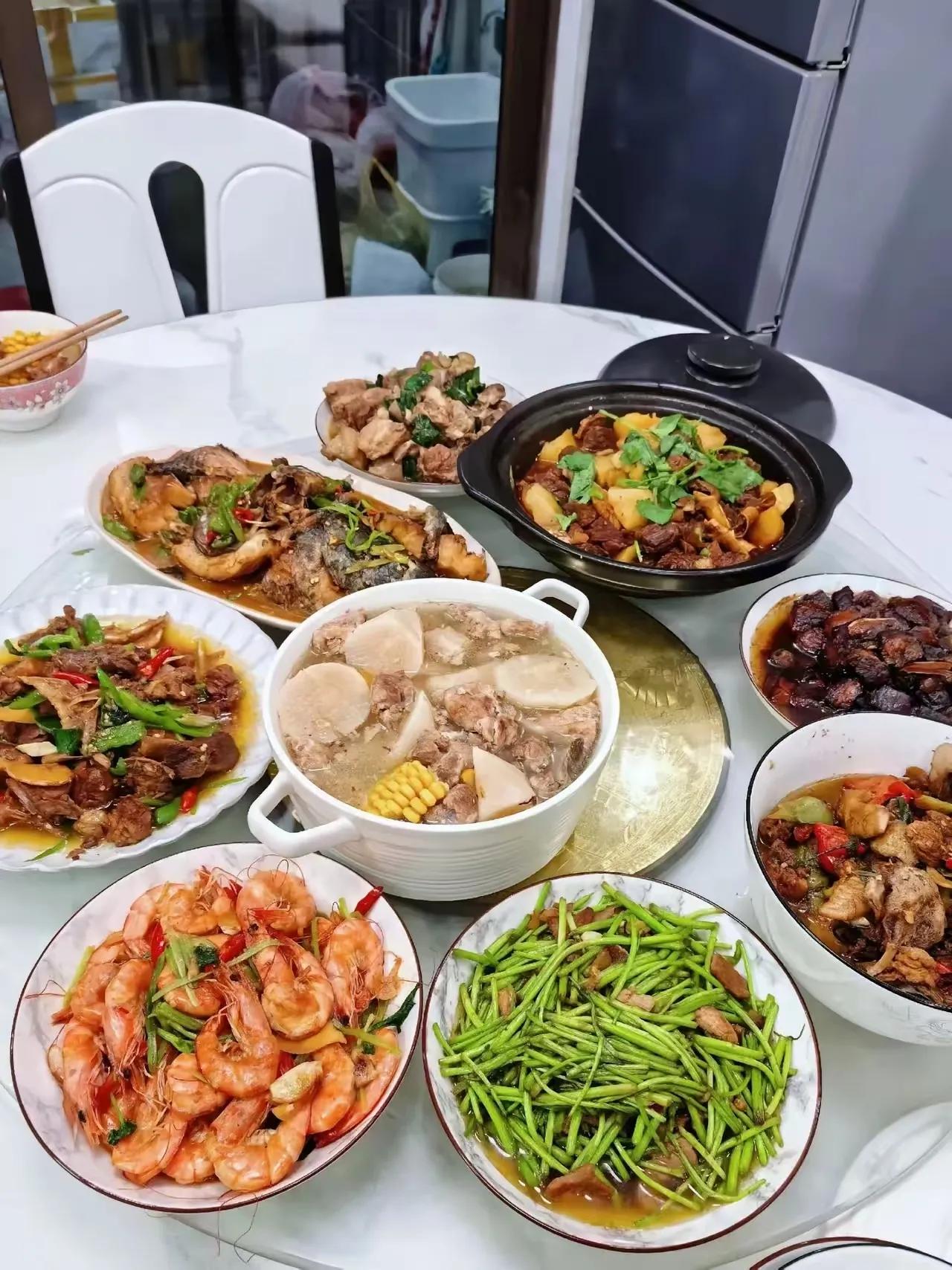 烂大街的爱，不如自己做的菜。这桌还不敢说高大上，但绝对实惠，有料，解馋！现在