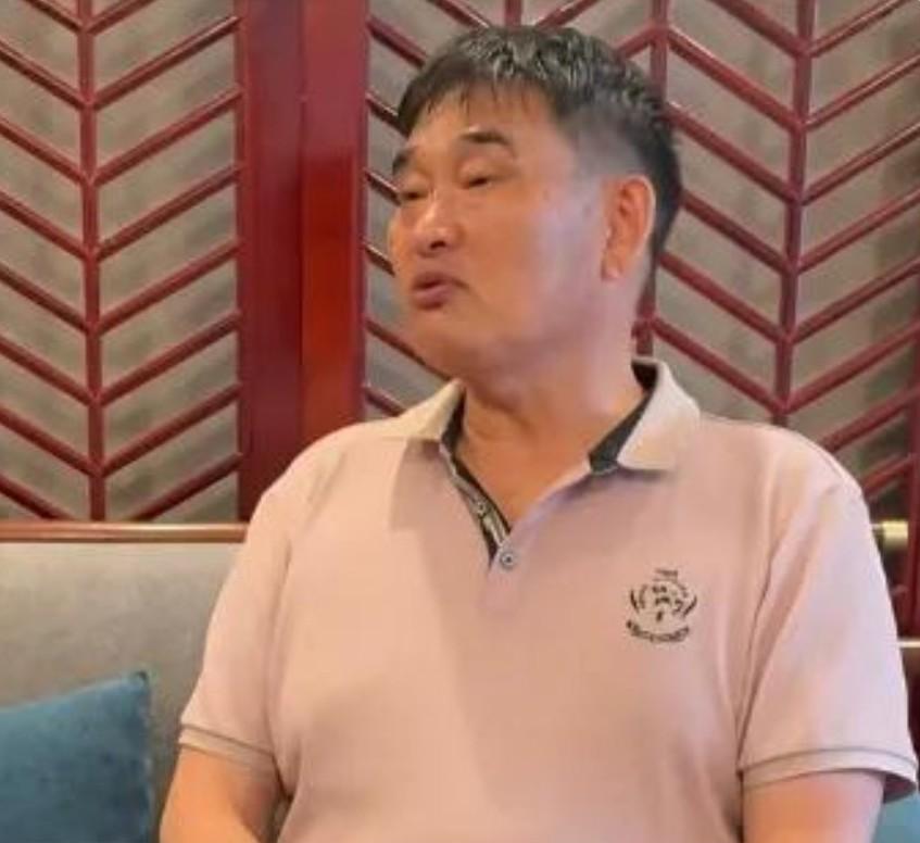 朱之文坦率地说：“说实话，我压根儿不缺钱。”记者问道：“你不缺钱，为啥还天天去参