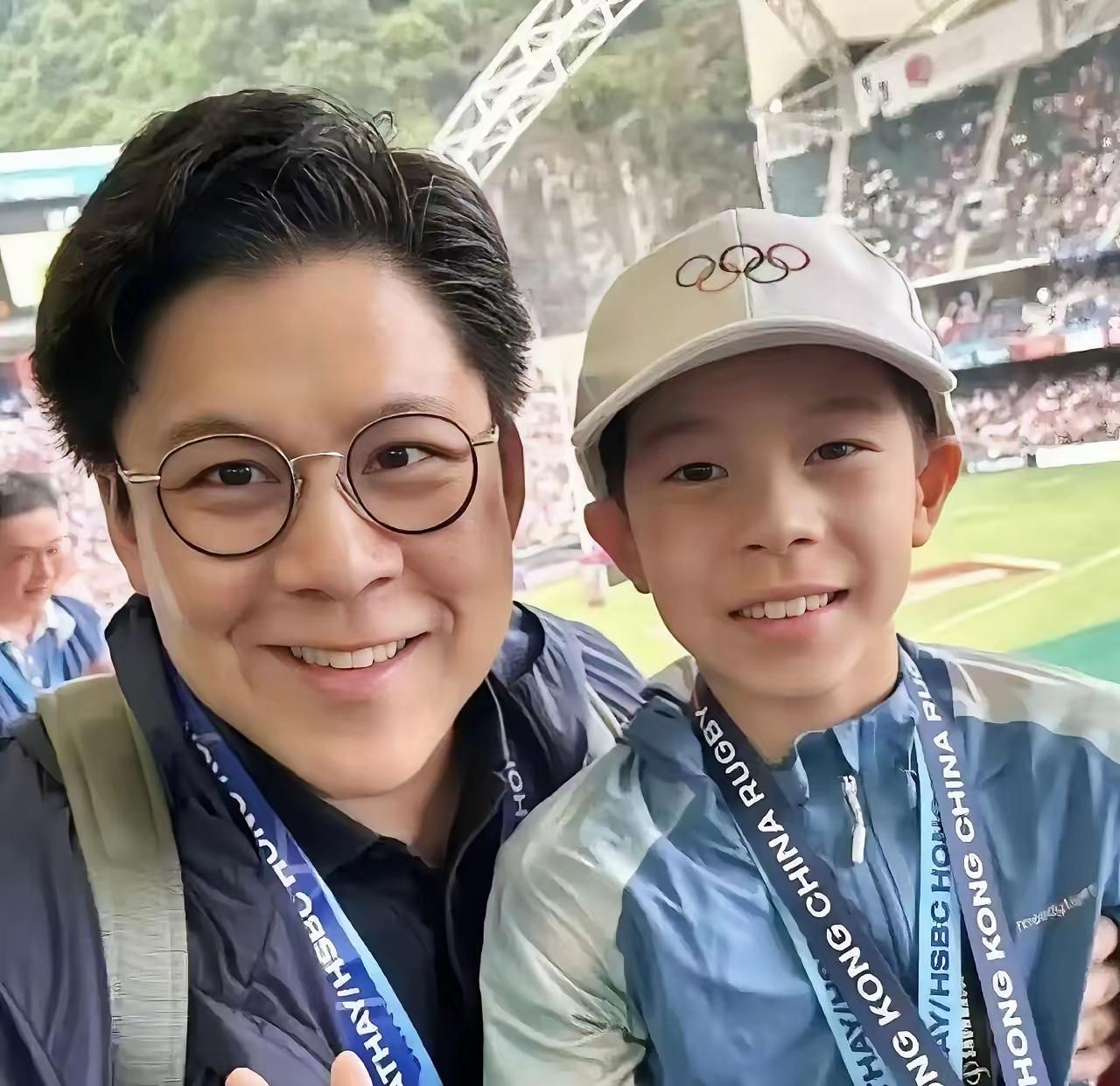 家族的继承人果然不是好当的，霍启刚和郭晶晶的大儿子才13岁，就被送到了英国独自留