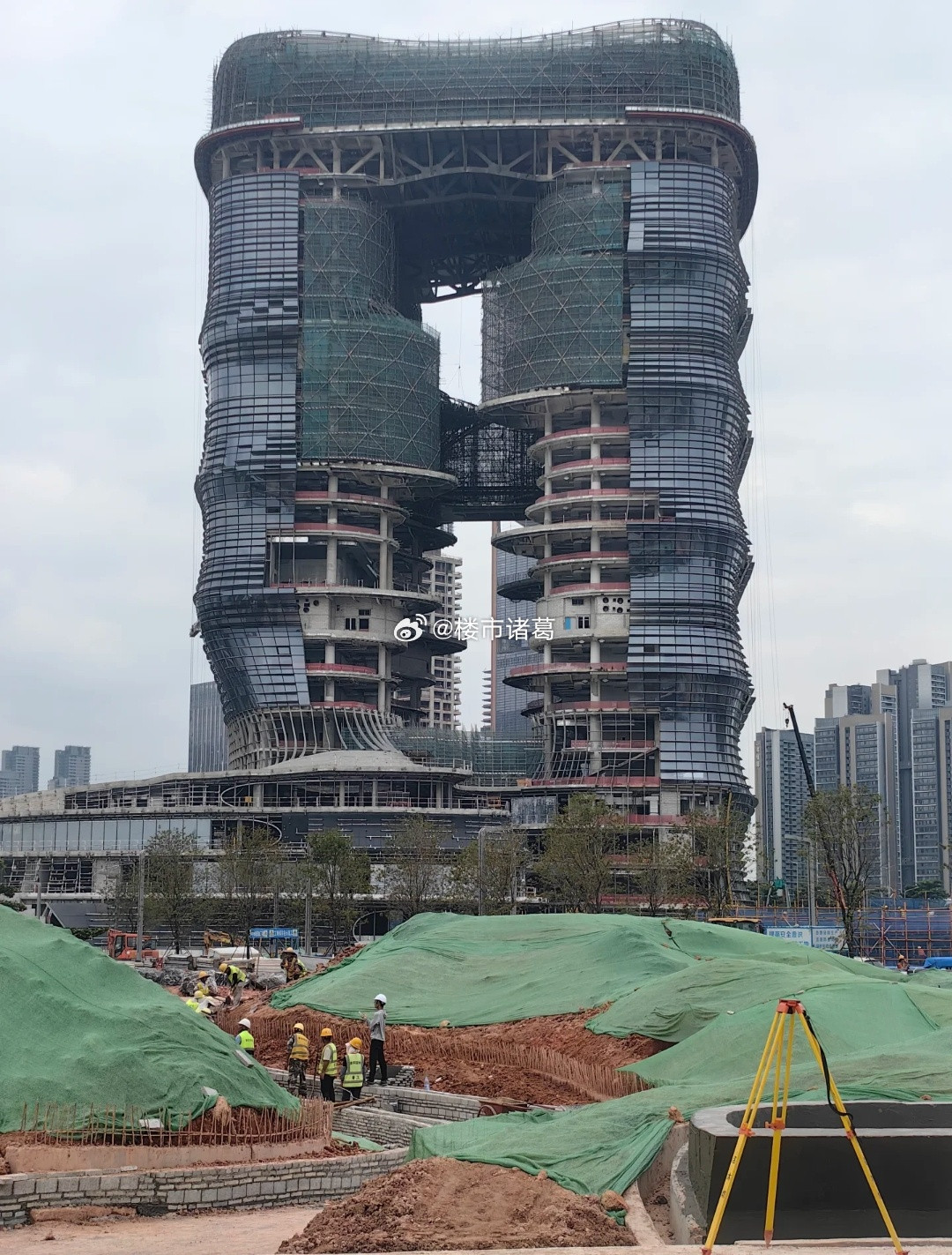 深圳前海新地标一丹中心，由扎哈·哈迪德建筑事务所操刀设计，预计2026年底建成。