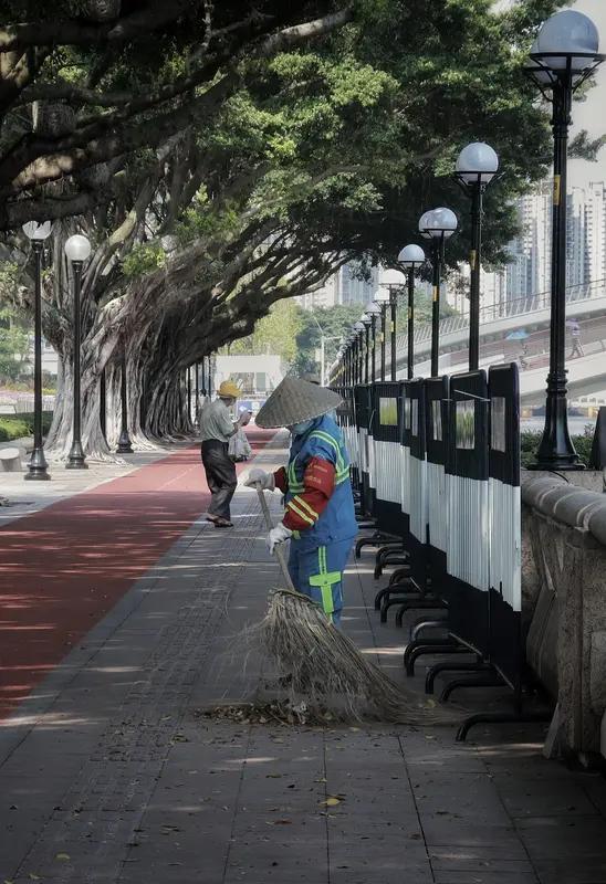 父母在大街上扫地一点都不丢人。丢人的是嫌贫爱富的虚荣之心。有个公益活动上，9岁