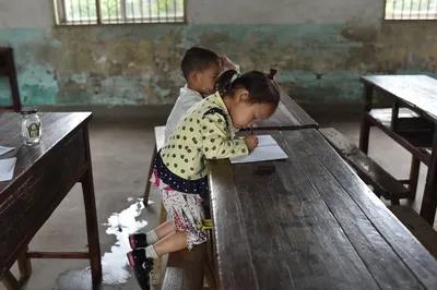 为何许多年轻教师离开教学参考书不会讲课？笔者当过各种赛课活动的评委，发现如果是