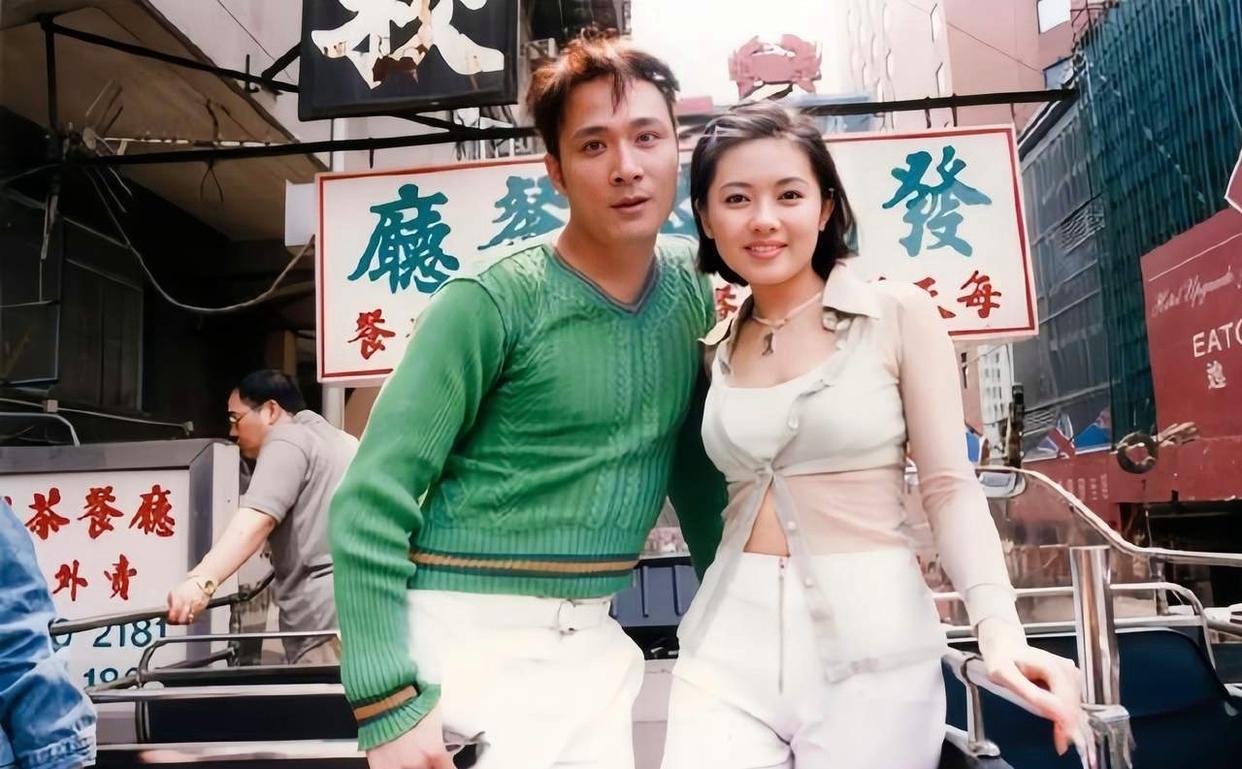 1996年，吴镇宇和李丽珍在香港一辆观光车上的合影。当时，吴镇宇35岁，李丽