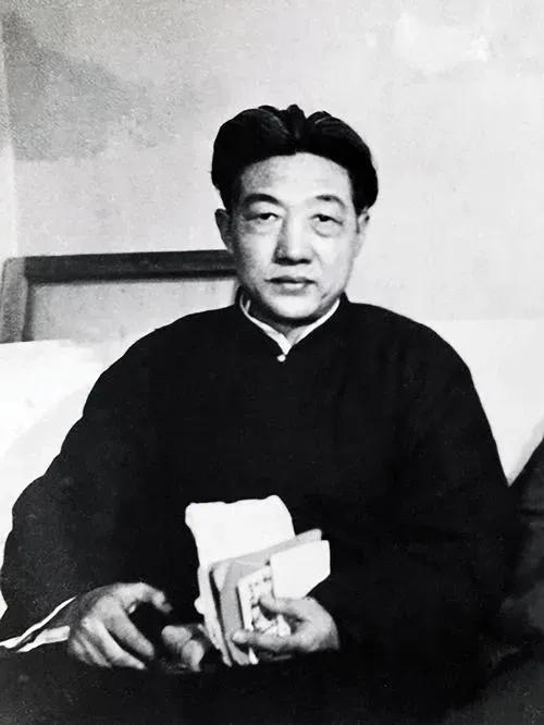 1912年，徐悲鸿被迫迎娶农村姑娘。新婚夜，他满脸嫌弃可还是主动圆房，谁知，妻子
