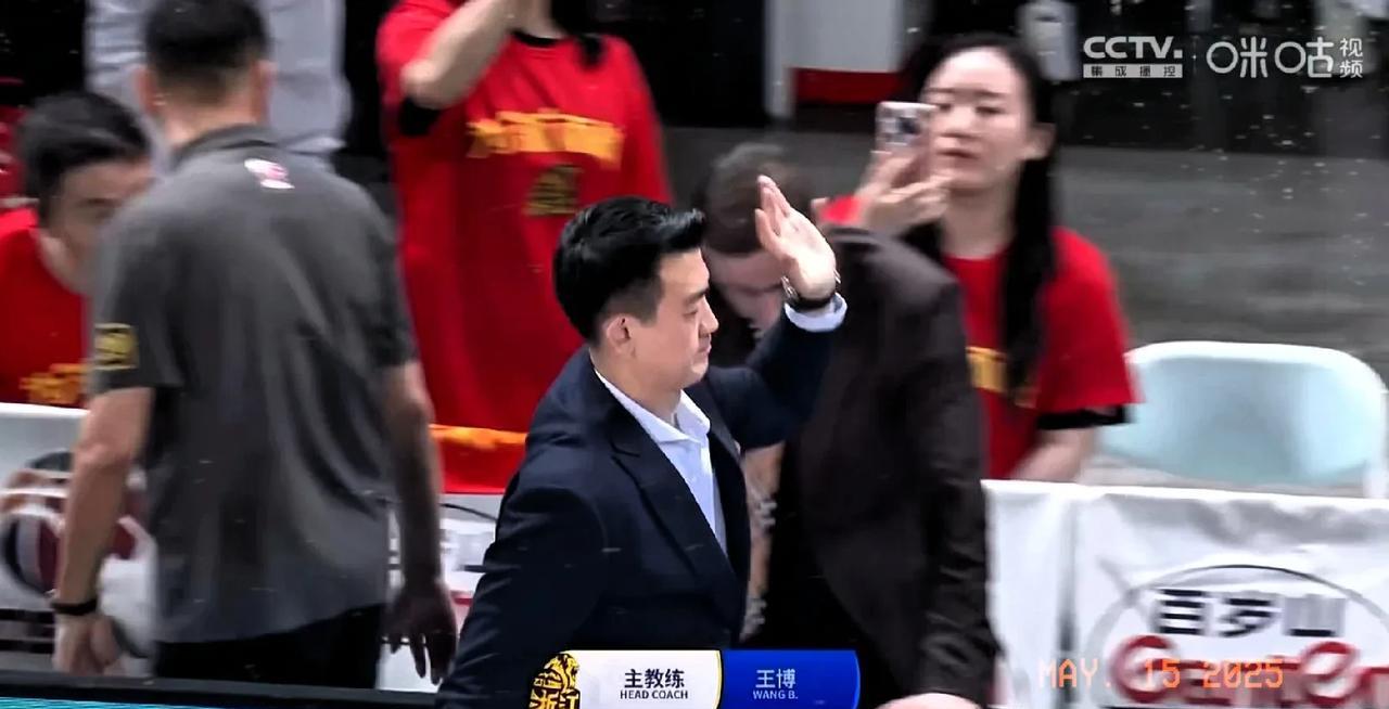 王博还是年轻气盛，不懂人情世故，广厦末节领先30分，还派上外援带领替补猛冲猛打，
