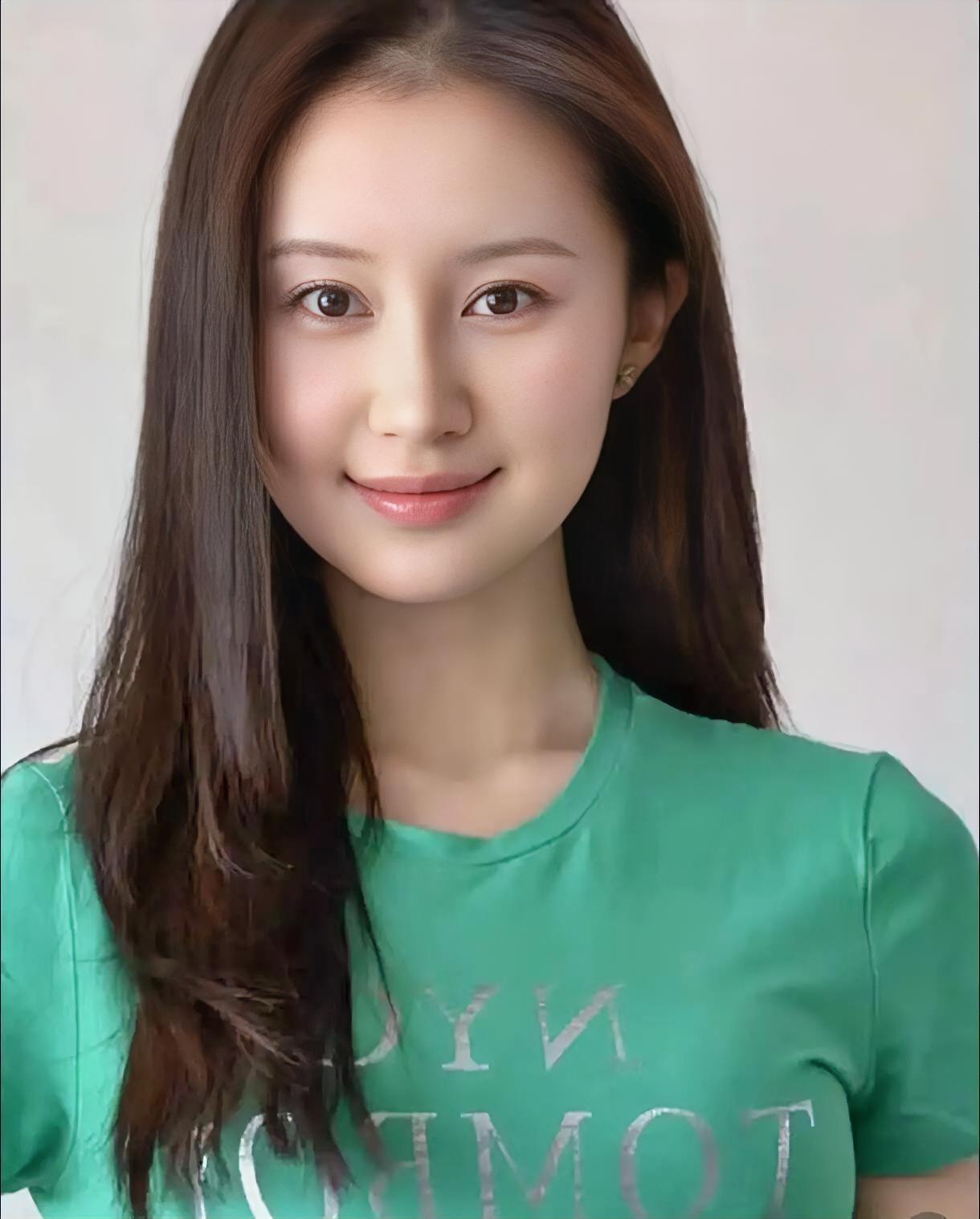 舒畅，39岁了，该做的一样没做，没结婚，没当妈，也没生娃，恋爱目前也没有。唯一一段公开的恋情，是和演