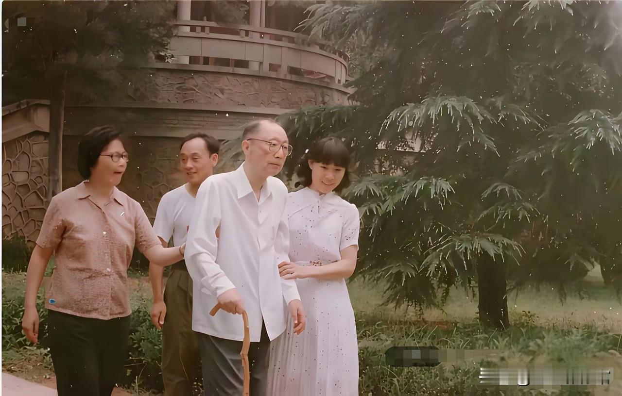 这是1984年聂荣臻元帅的家庭日常留影，画面里居中拄拐杖的是聂荣臻，左侧是女儿聂