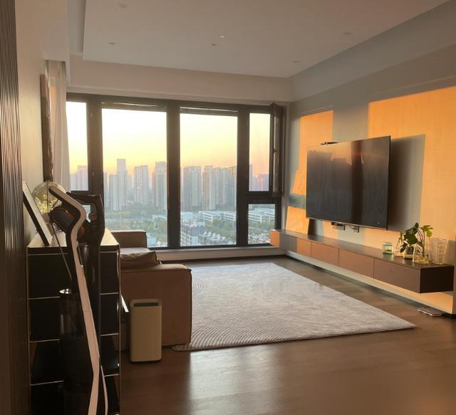 谁住过高层谁懂那种“等电梯到崩溃”的痛啊！前几年大家都跟风买高层，以为视野好升值