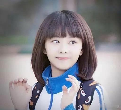 谭松韵重穿耿耿校服十年光阴没带走耿耿的朝气，谭松韵再穿校服，仿佛时光倒流，又见