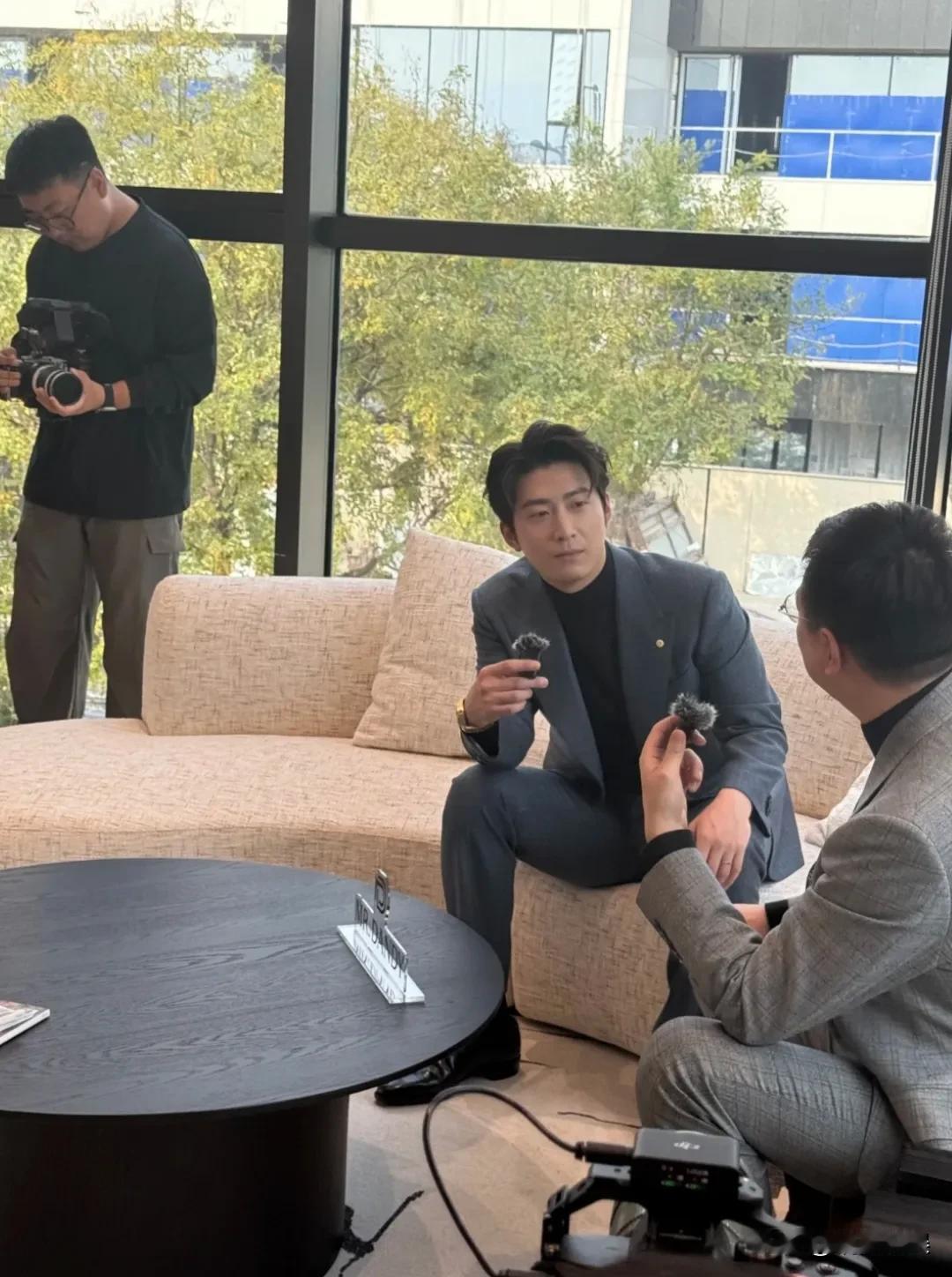 窦骁回归演员赛道后，活动越来越多了！他现身西安出席活动，穿着一身深色西装，发型