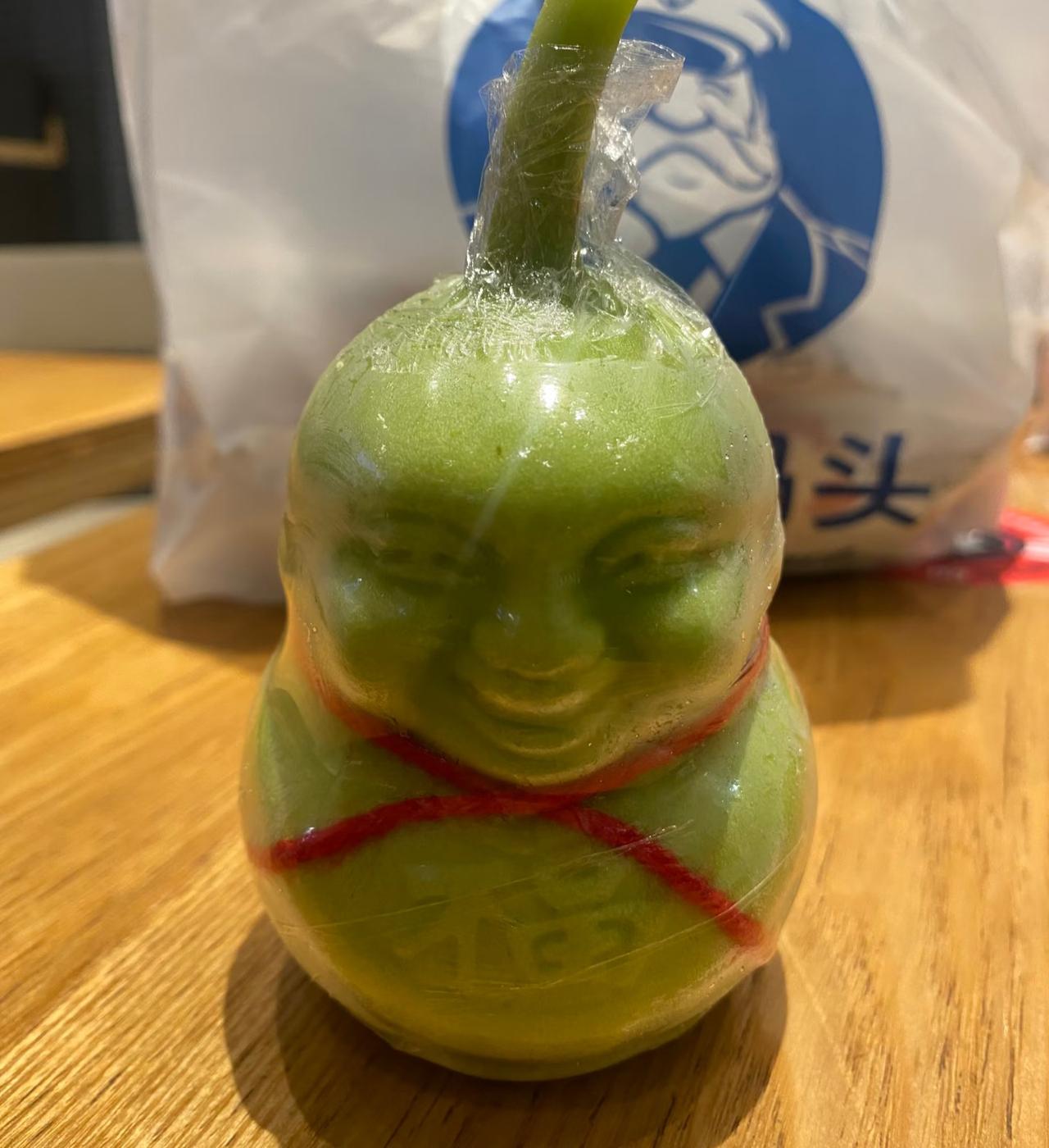 不景区遇到这种人参果不要买！我已经替大家尝过了，就是普普通通的黄瓜味道。这