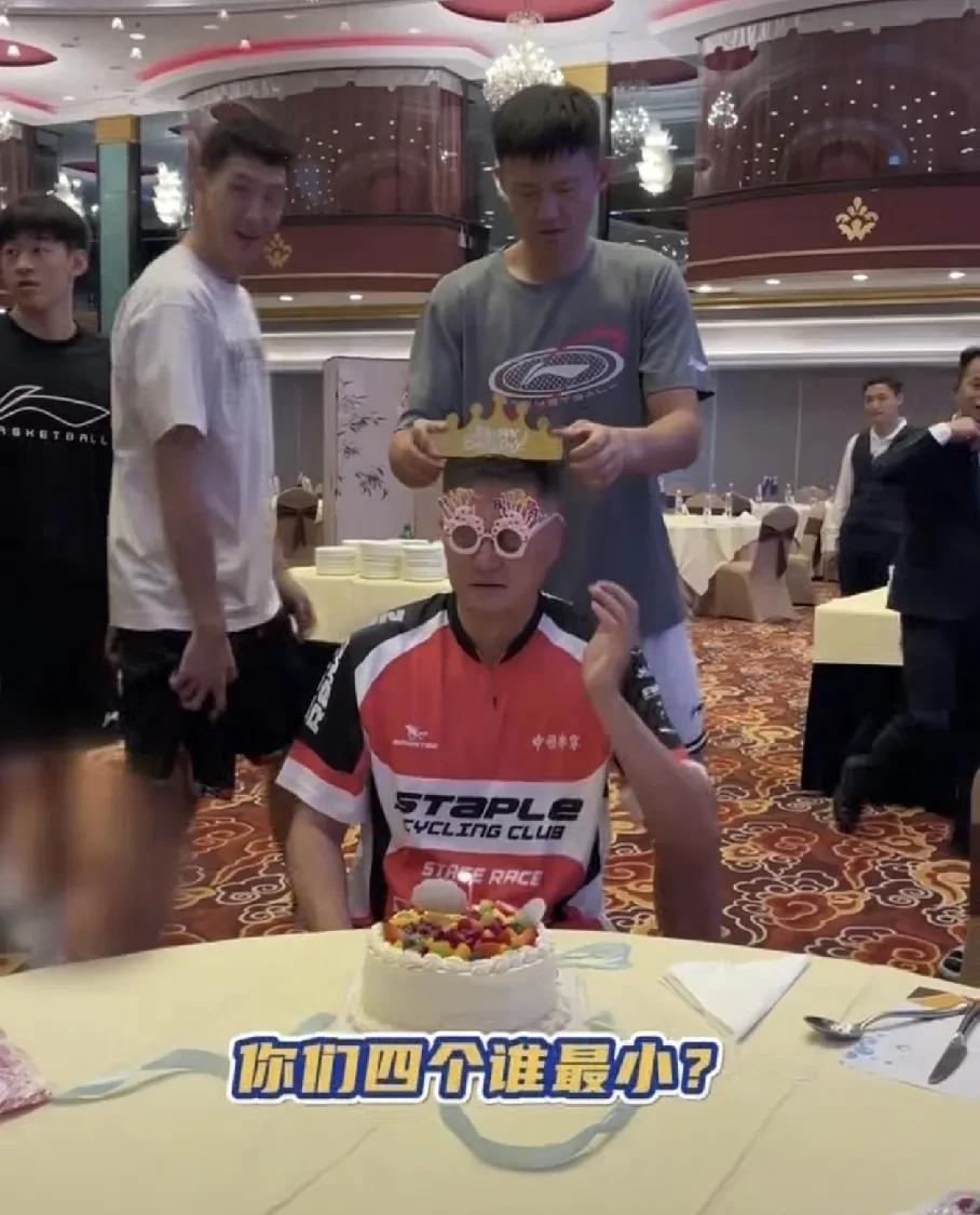 杜锋人缘真好！今天早上，广东男篮不仅发文祝贺杜锋迎来44岁生日，球队还特意在酒