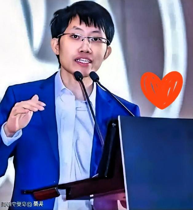 最近那个搞DeepSeek的梁文锋算是被推上风口浪尖了。大家才猛然惊醒，原来