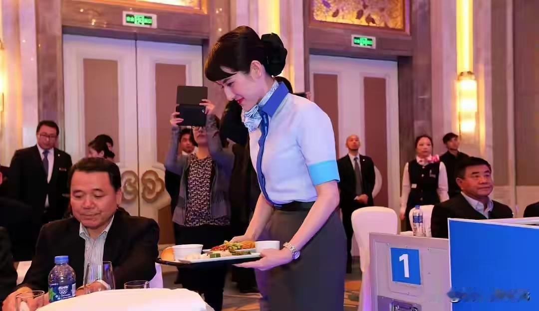 50万月薪招服务员？别让“高薪陷阱”吞噬求职希望离谱！服务员