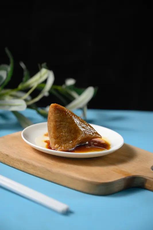 我偏爱甜粽子。我是北方人，日常饮食以咸口菜肴为主，平时较少食用甜味食物。因此，到