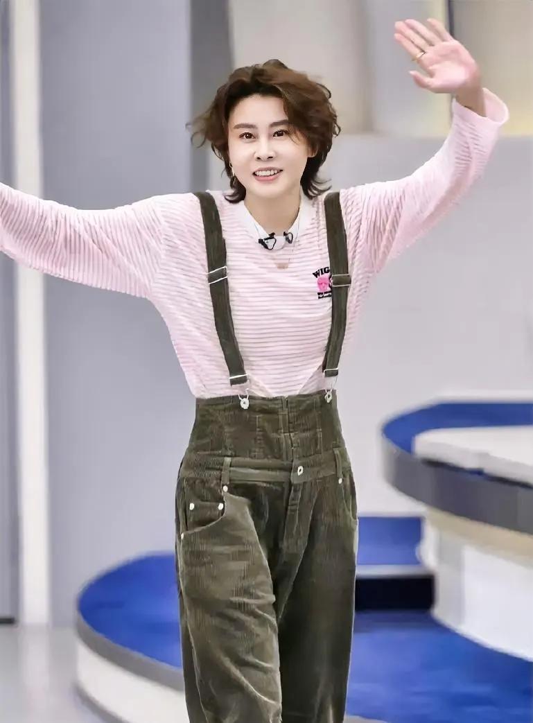 王濛真的善良。比如，她在浪姐综艺，无论和谁，她都能扯开话题，帮别人打开知名度。