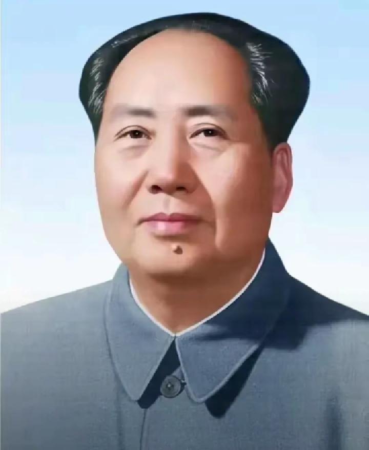每当回望近代中国的坎坷征程，总会由衷感慨：若无毛主席，近代中国或许还要在黑暗与屈