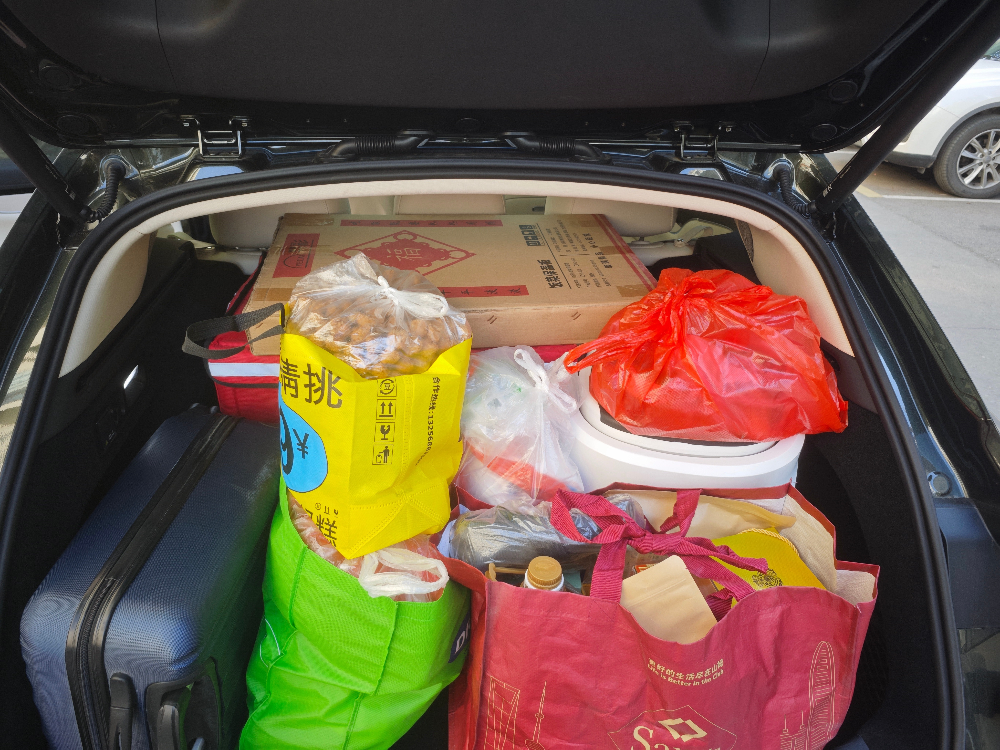 享界S9T，太能装了，后备箱下第二层的位置我还能塞2盒鸡蛋。享怎么装就怎么装。过