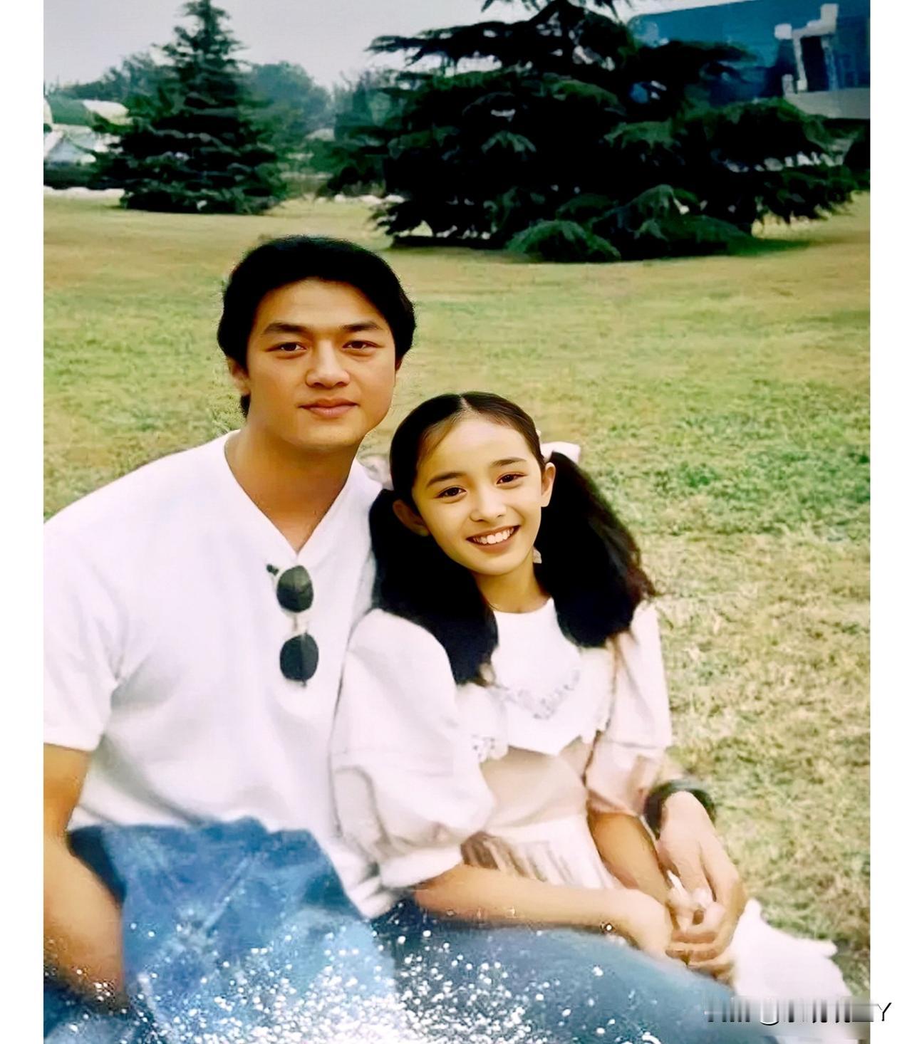 英俊帅气的李亚鹏与乖巧可爱的杨幂，这张照片拍摄于一九九七年，彼时李亚鹏二十六岁，