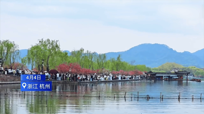 西湖陪拍师火炸了！学生日赚1800，这钱真好赚？清明的西湖挤爆了！可比游客