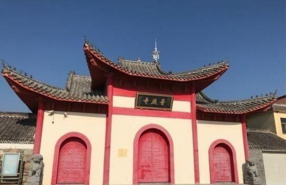 1937年，日军闯进普照寺，将躲在那里的女孩一一糟蹋后，竟让和尚与这些女孩"玩一