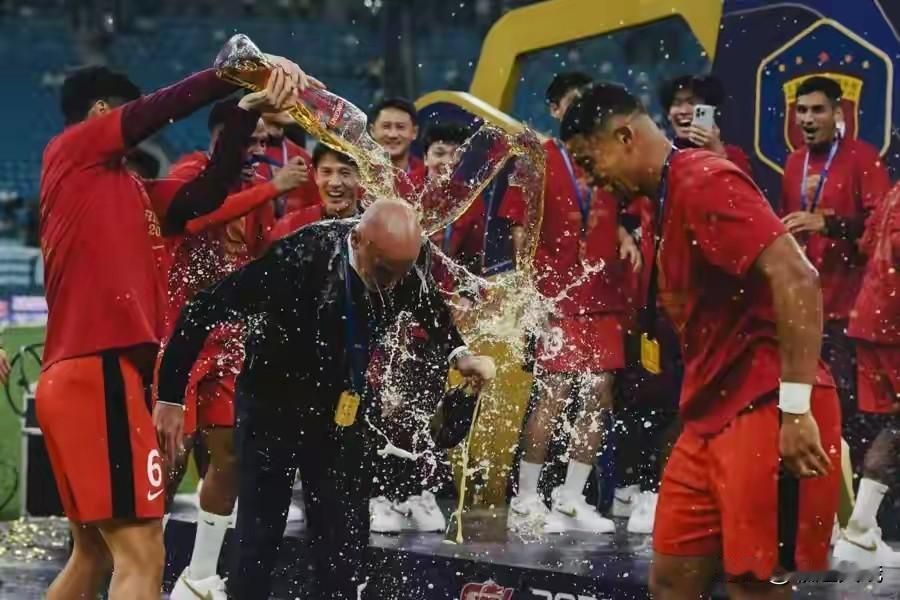 中超联赛夺冠军🏆（穆斯卡特）是认真的！更新换代的效率太高了，不声不响中快速