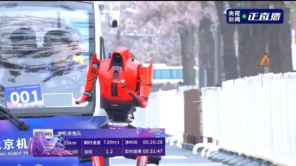 荣耀为何要做机器人？因为技术实力、供应链能力与AI场景落地都已具备。而且，荣耀首