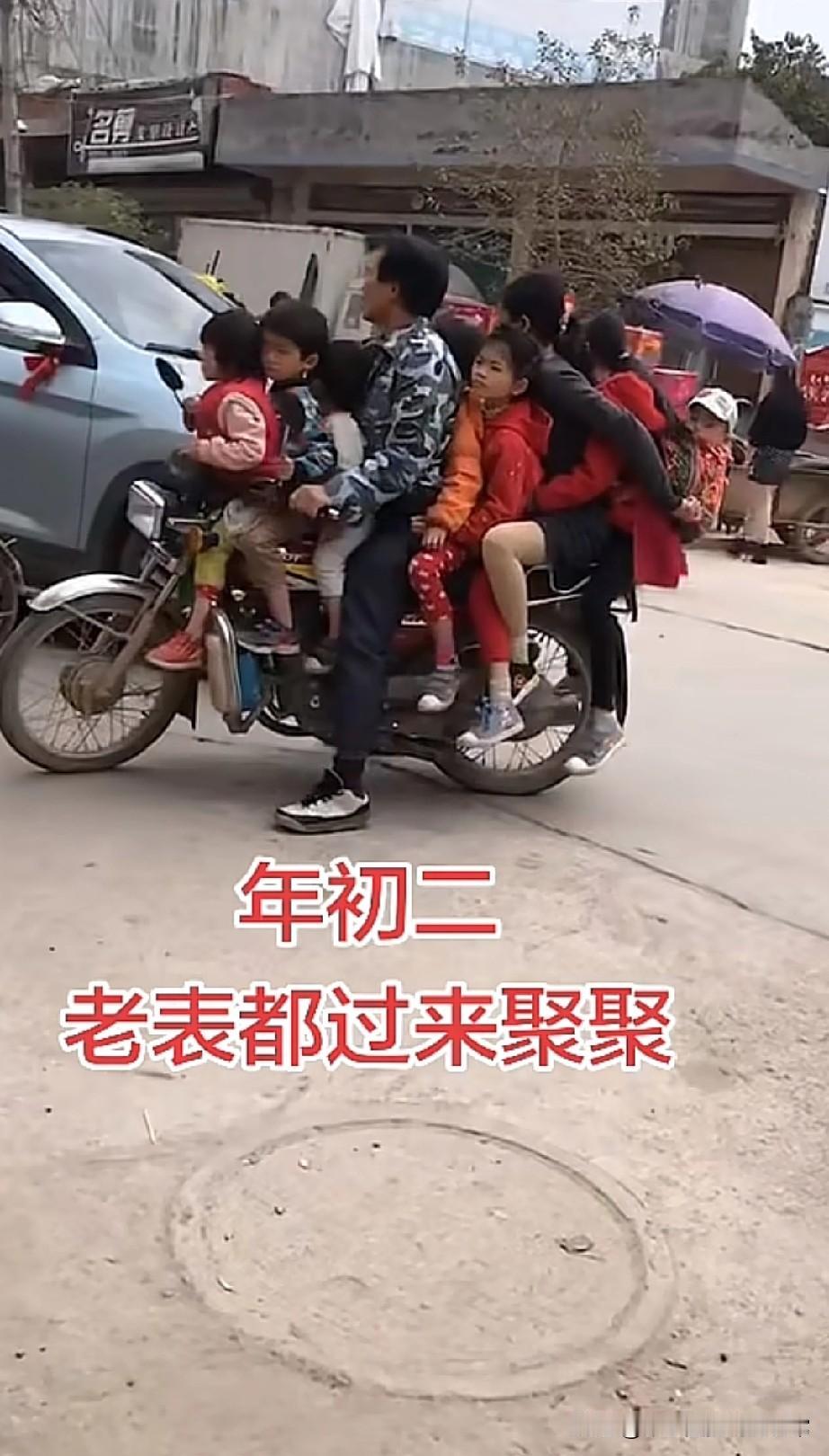 广西老表回娘家，9人一辆摩托车年初二，广西街头这一幕直接给我看愣了！一辆普
