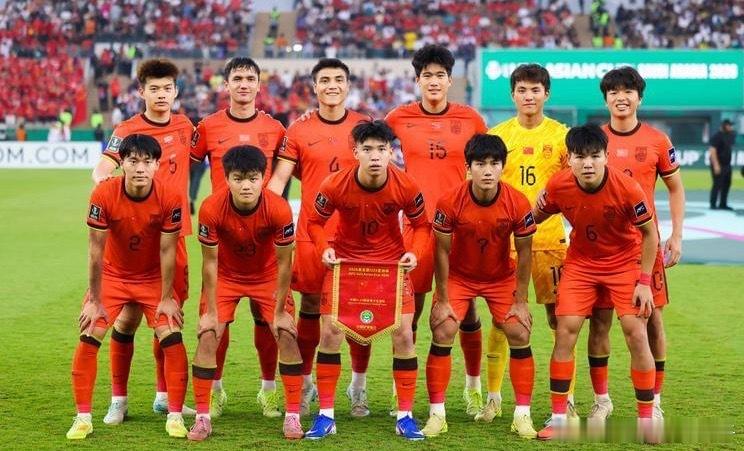 本届U23国足（亚运男足），以U23亚洲杯亚军班底为根基，搭配张玉宁、吴曦、朱辰杰三名超龄球员压阵，