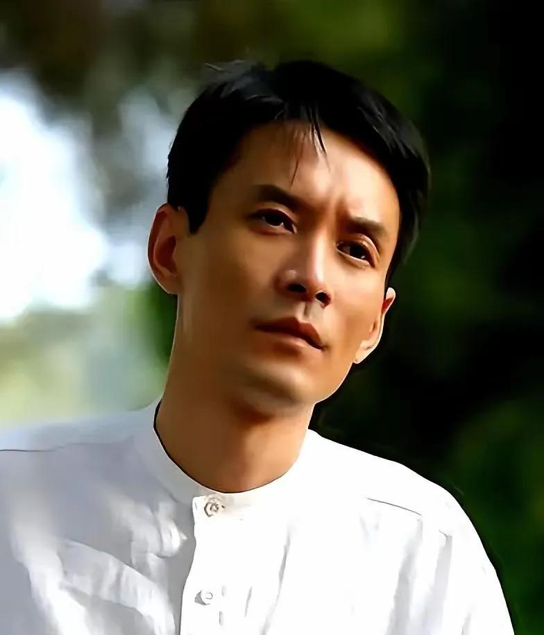 这三个男人都是影界的能人，年轻时的帅都很扎眼球，估计，最前面的帅哥，不能像后两位