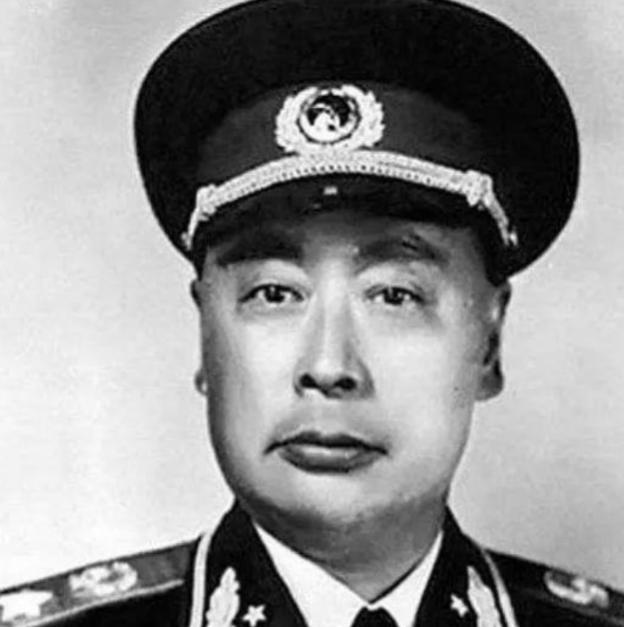 1955年全军授衔之前，刘少奇坚持反对给陈毅授元帅军衔，周恩来听闻此事，立马写了