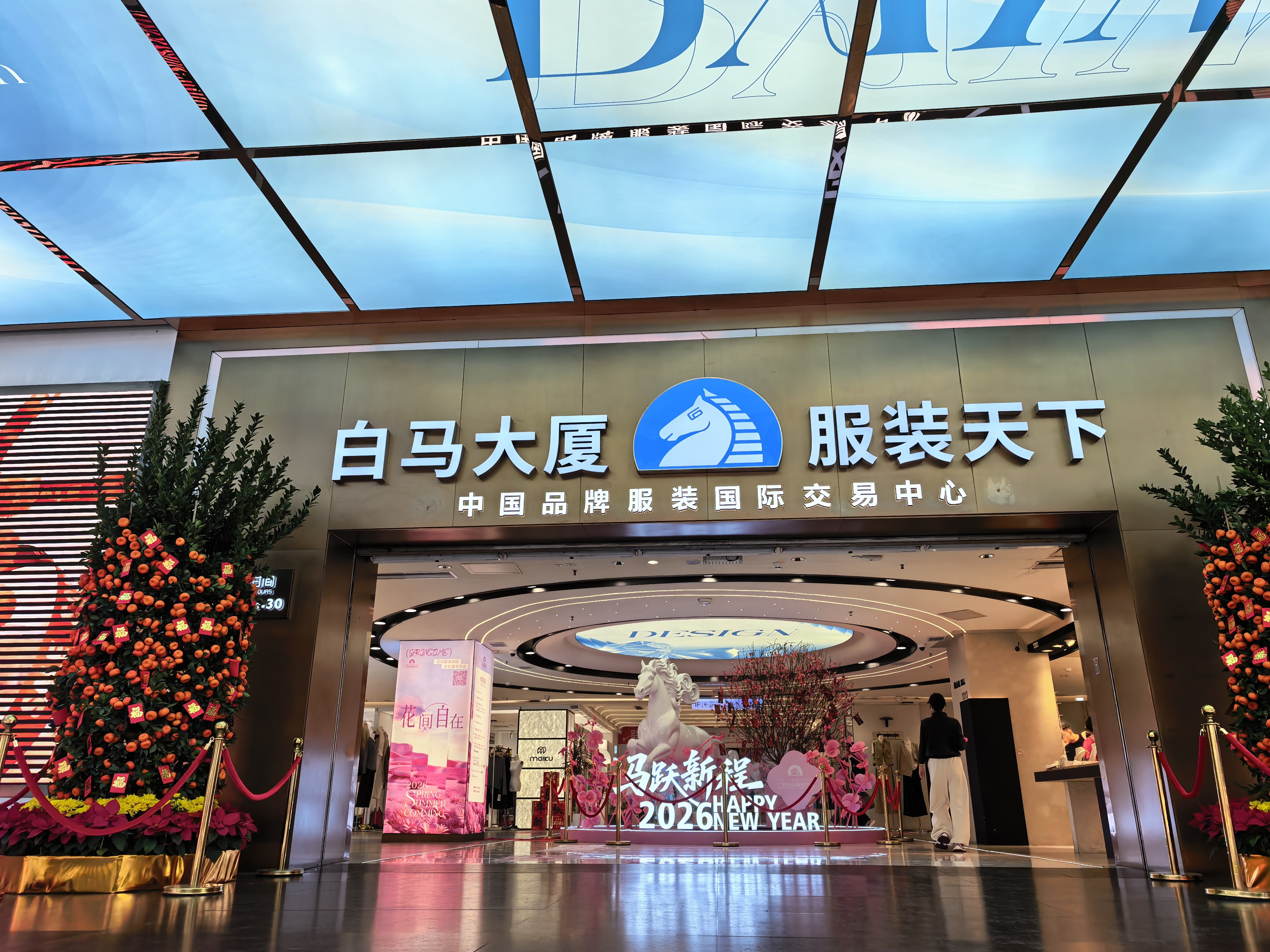 广州继续逛，据说广州是世界服装之都，北京商场里面1800的行政夹克，这里88。中