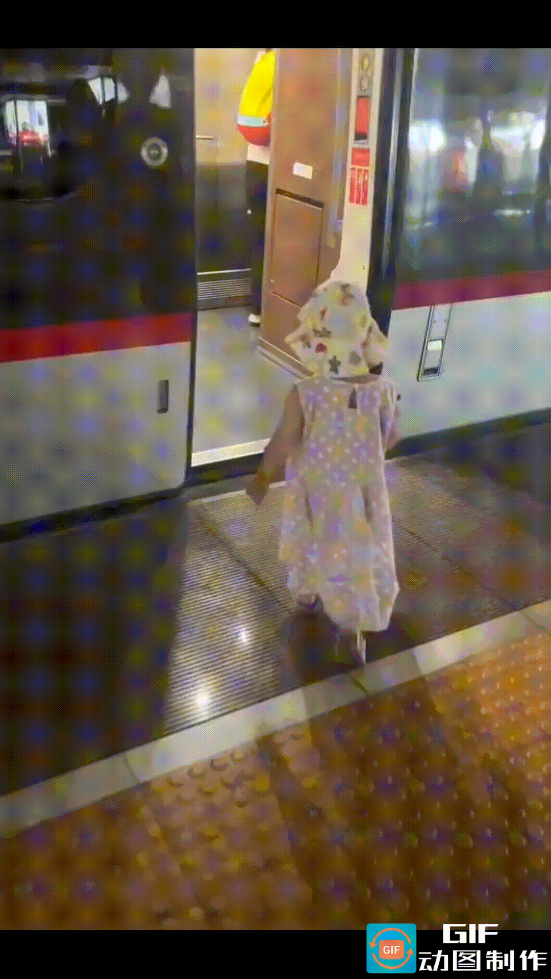 宝妈让宝宝独自上高铁，自己蹲在身后举着手机拍摄，宝宝前脚跨了过去，后脚却踩到了缝