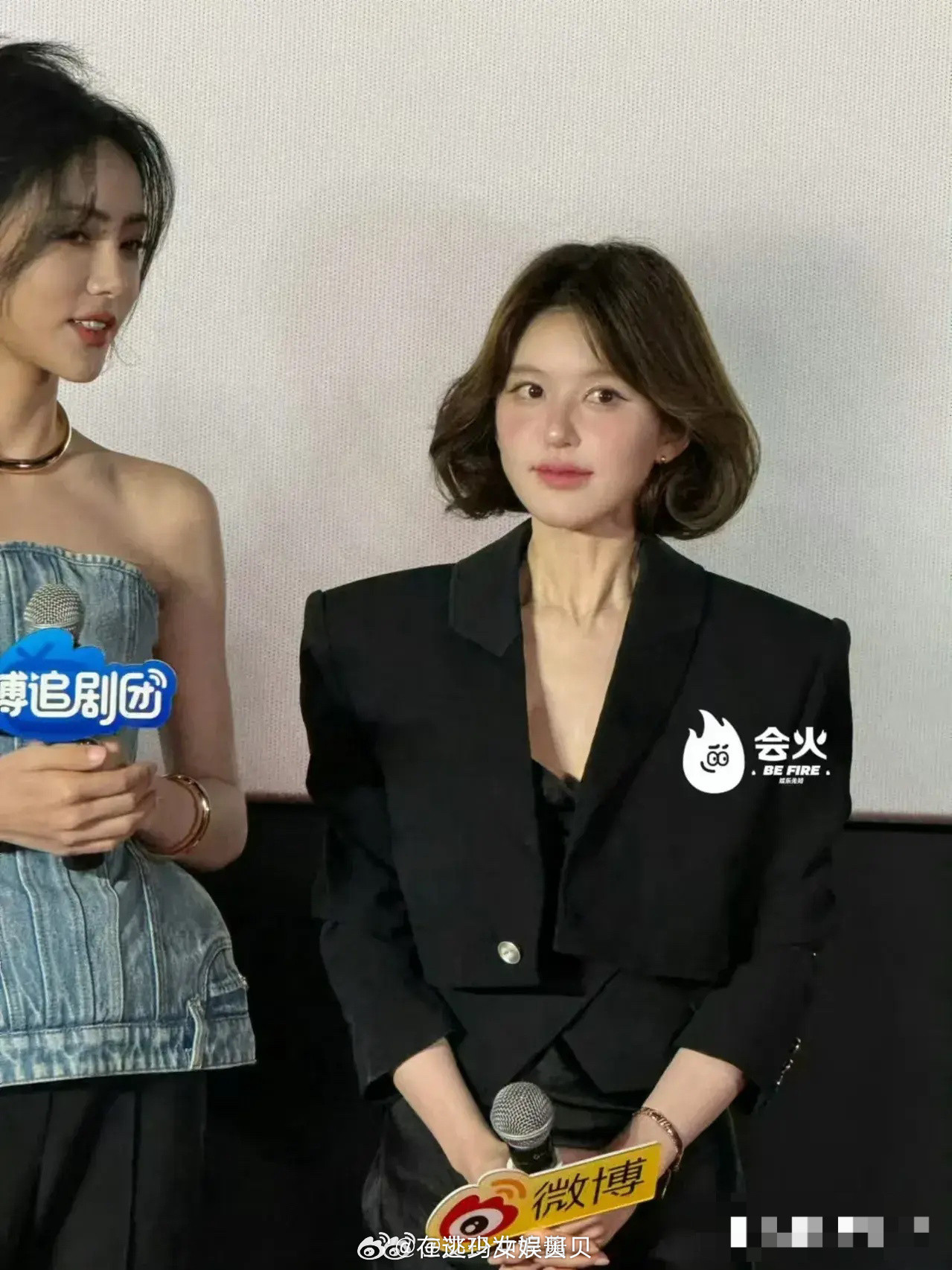 她是不是故意的，知道赵露思的身高差，还穿这么厚重的鞋..