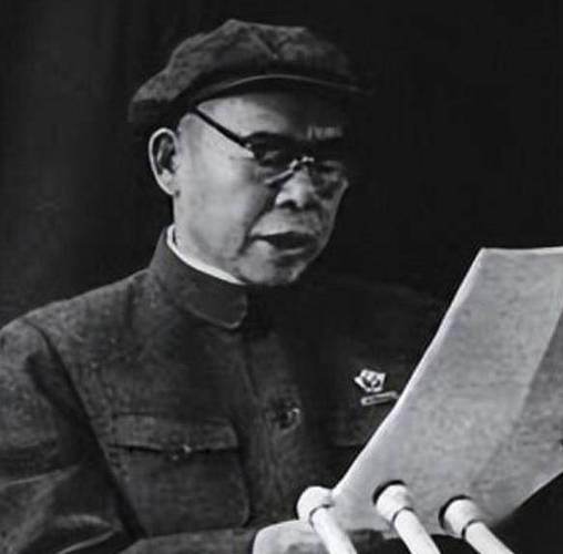 他是主席任职最久秘书，文笔冠绝一时，却亲手把一手好牌打烂很多人只知道陈伯达