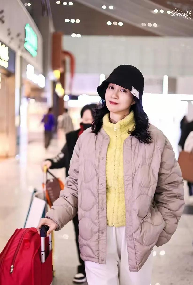 倪虹洁这机场私服太会搭！浅棕棉服+嫩黄内搭，温柔又显白倪虹洁机场造型好戳人