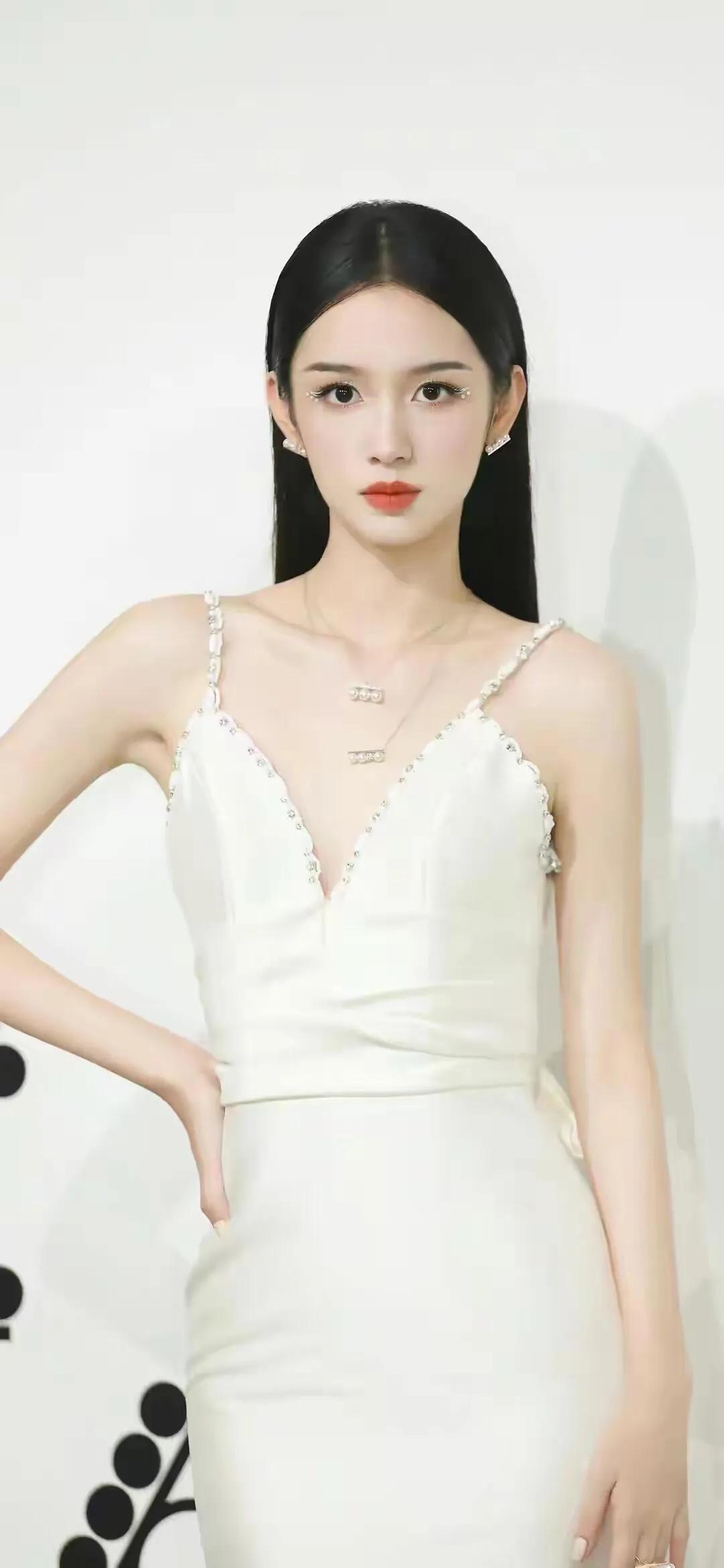 周也丨哇塞！！绿色穿搭太好看啦❤️❤️||记录吧就现在生活美学