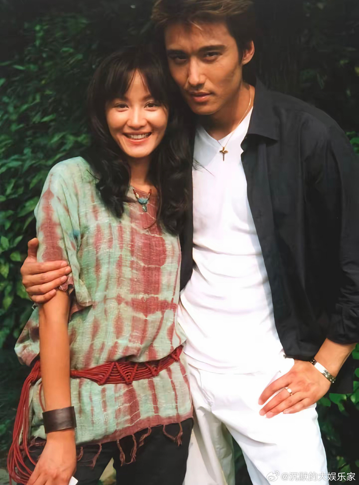 瞿颖在直播中大方谈论与胡兵的关系，她提到：“我跟胡兵还真是一点都没有谈过恋爱。他