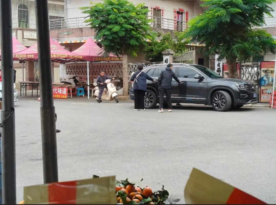 11月20日，全红婵回老家迈合村了，这次回来没有那么多人陪同，家门口的两棵凤凰树