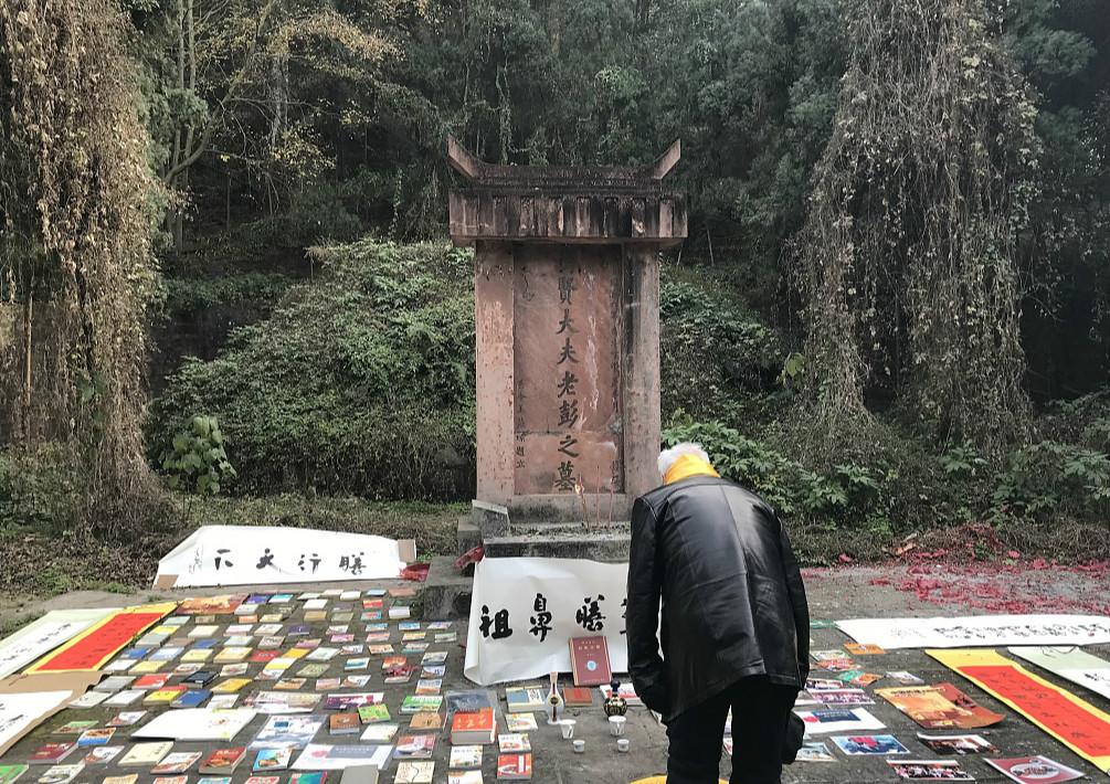 彭祖85岁后人用300多本书祭祖 “有一颗快乐的心就会长寿”